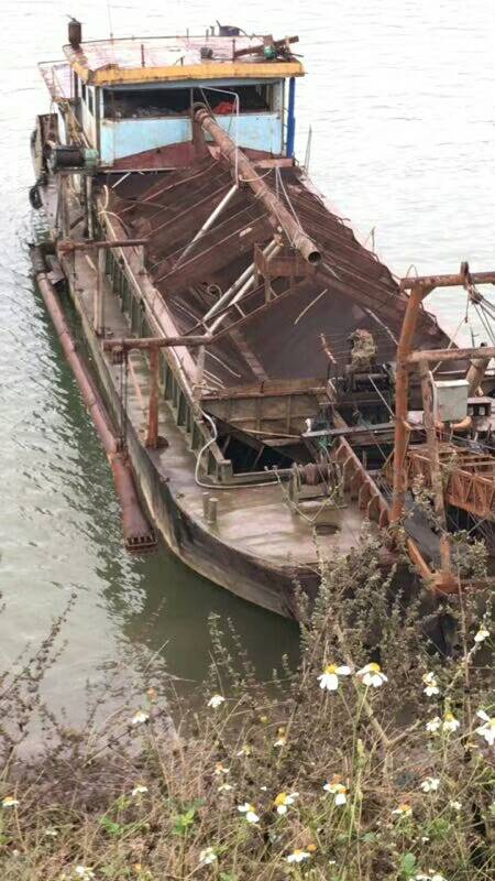 自吸自卸工程船