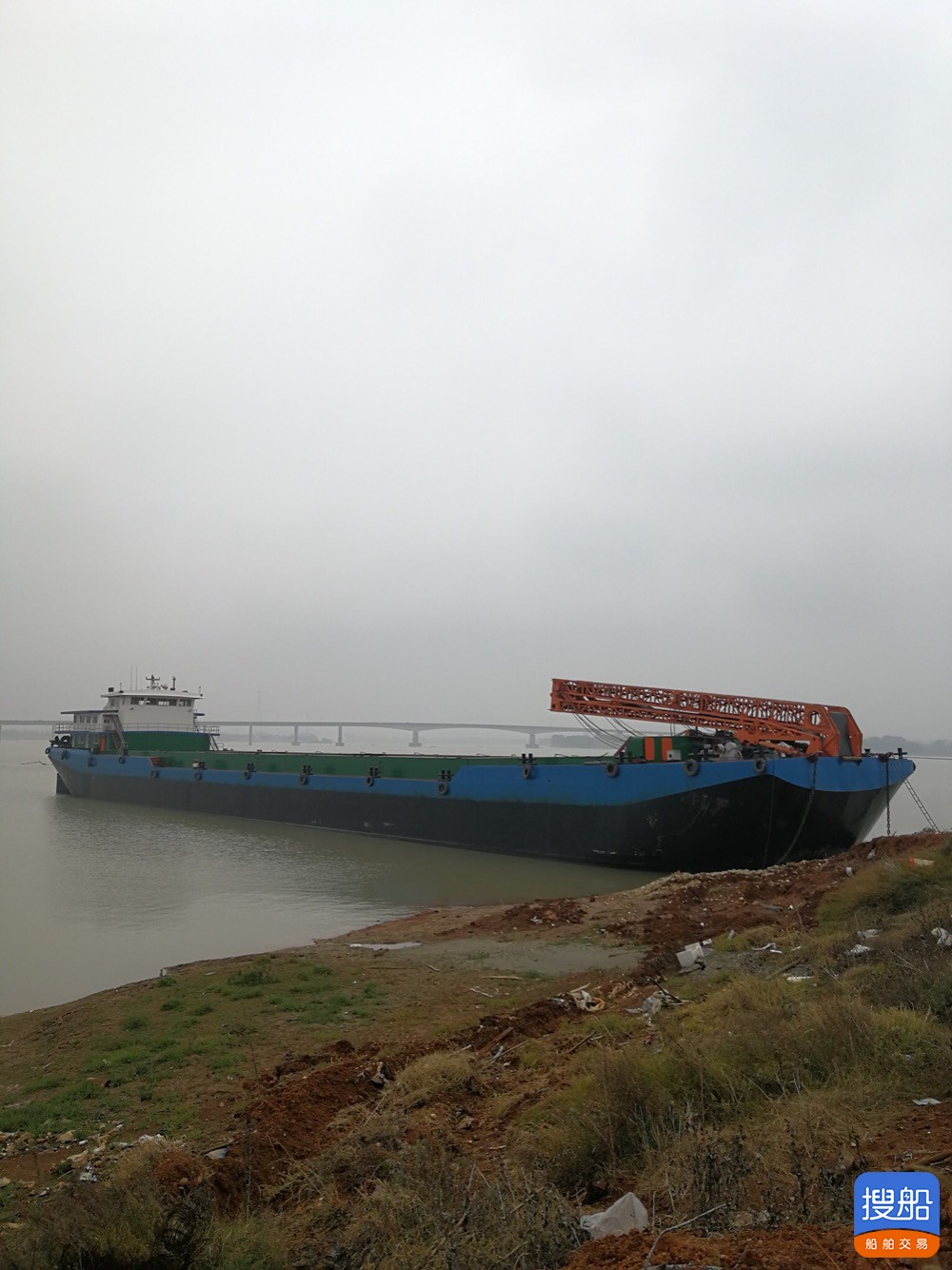 一艘5500吨的川江航线的自卸驳的船