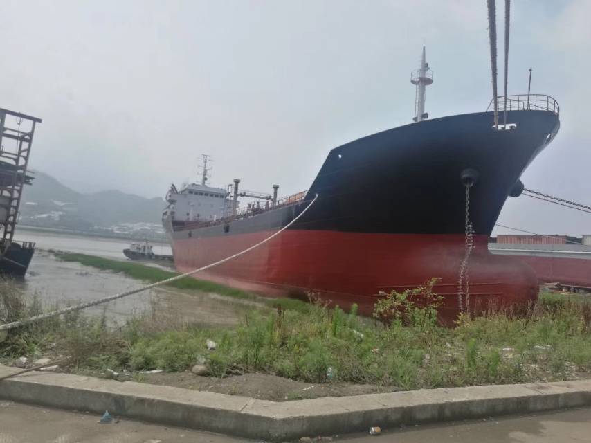 出售5750吨方便旗油船