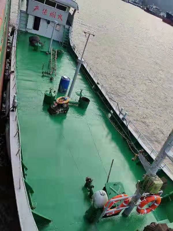 200吨带证油船