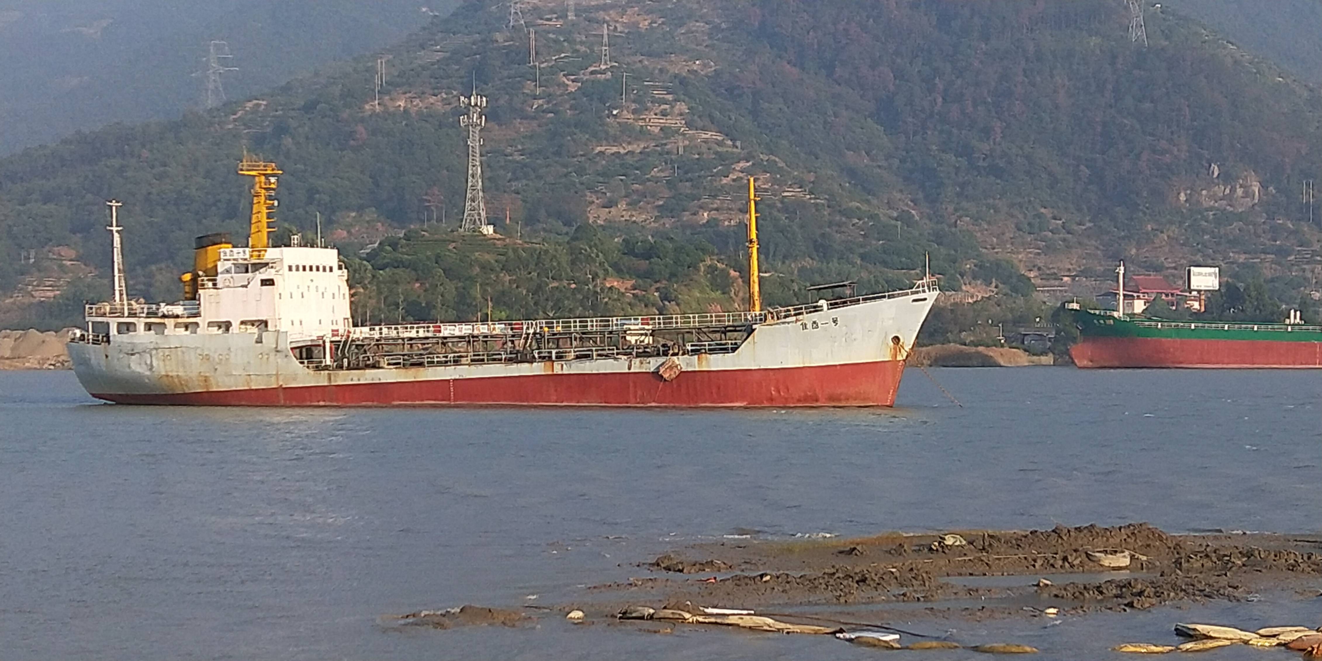 出售2000吨 无证油船