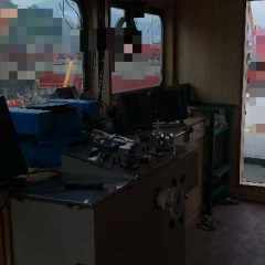 出售:2000吨  超箱柜船图2