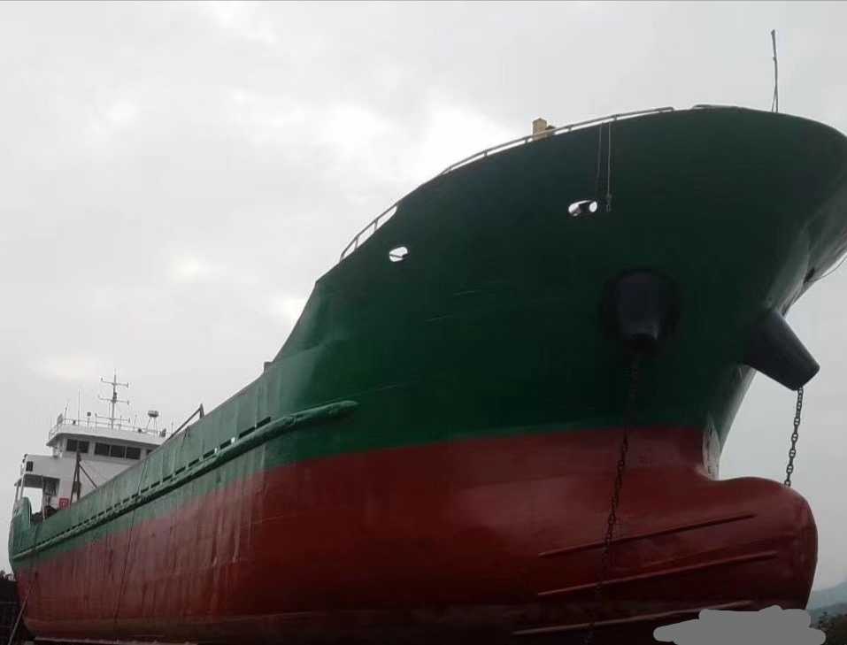 1100吨货船