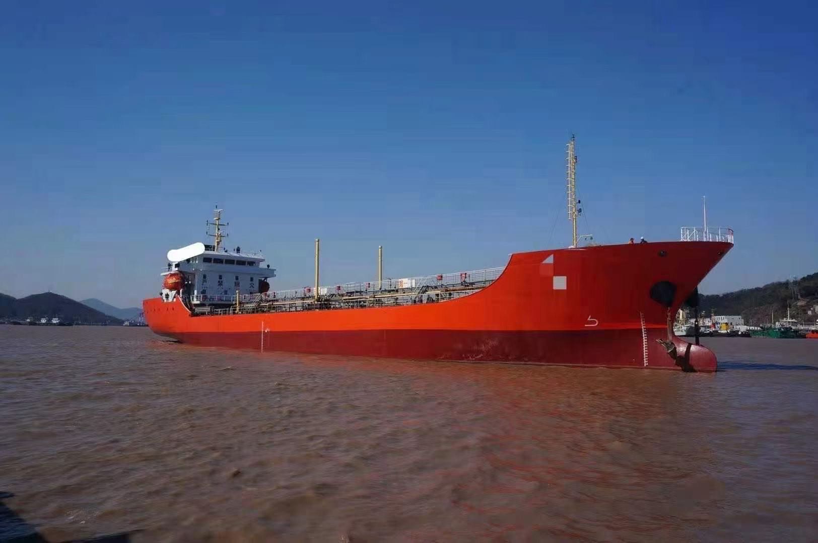 出售9000吨油船
