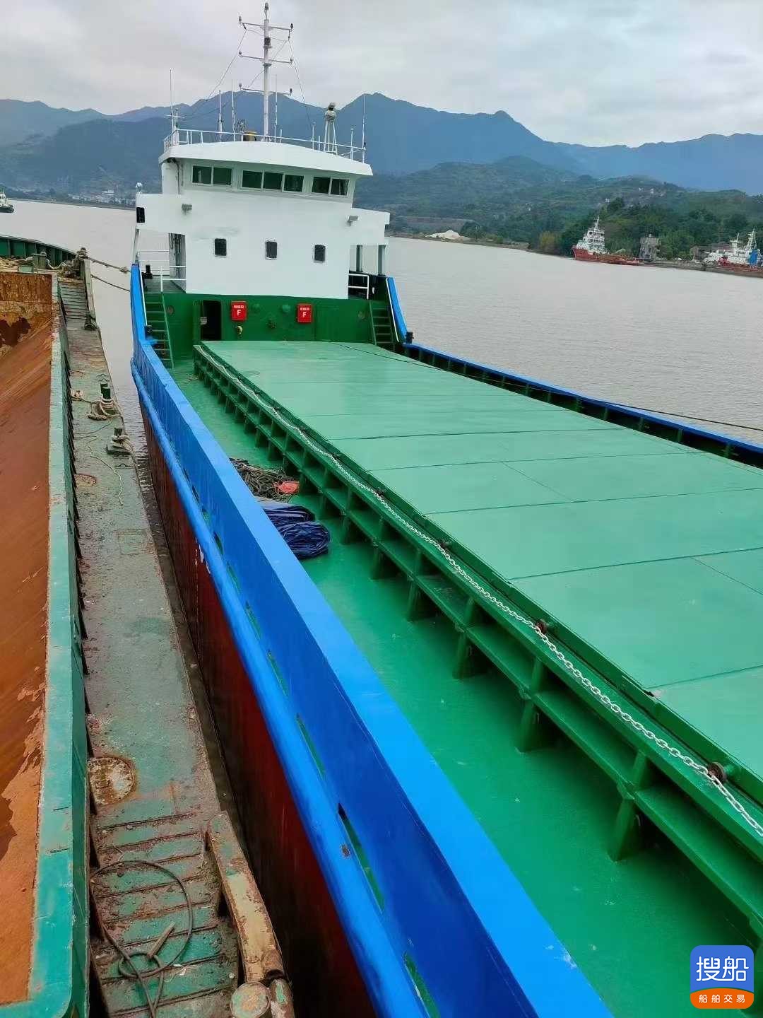 1050吨货船