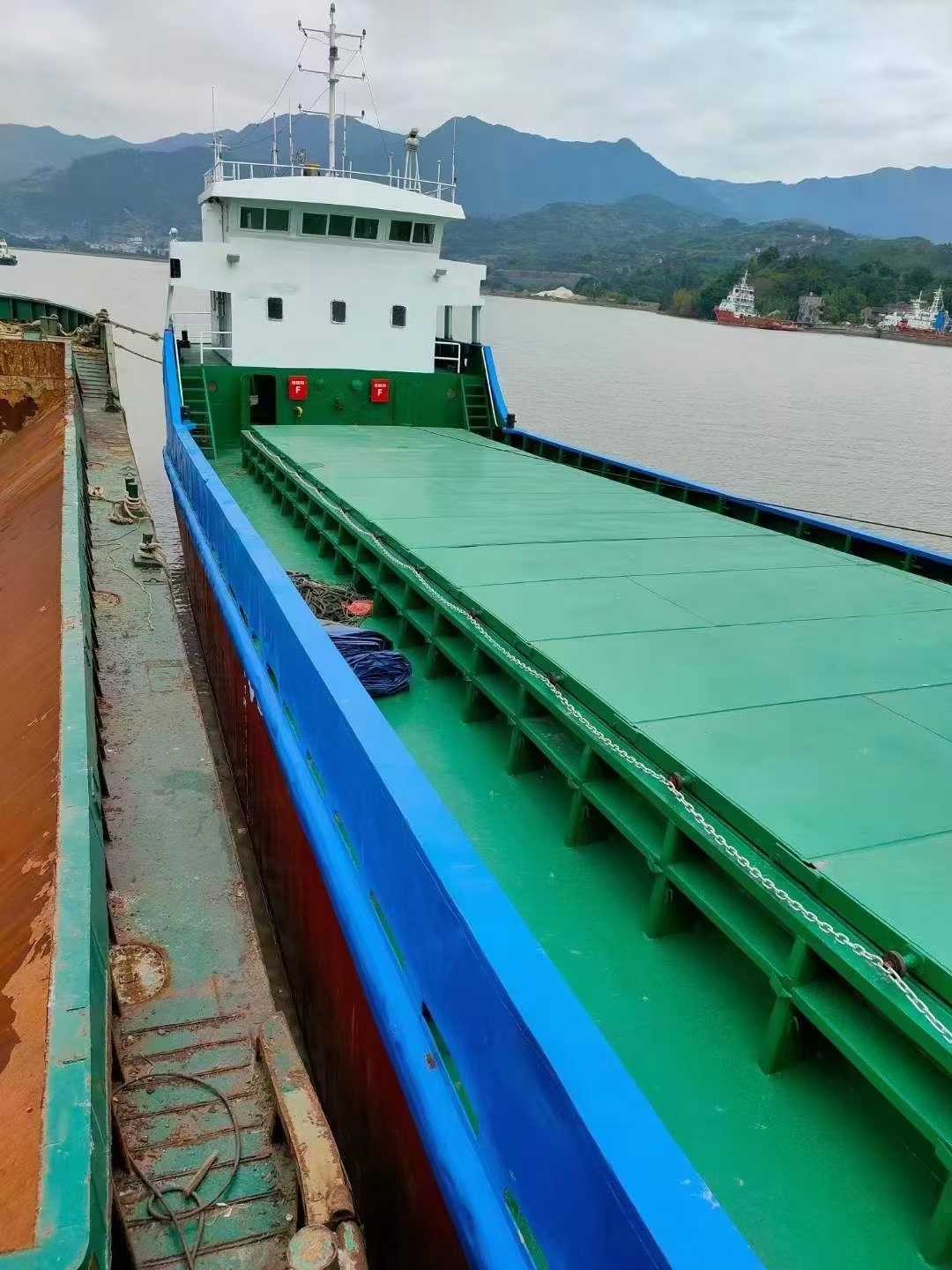 1050吨货船