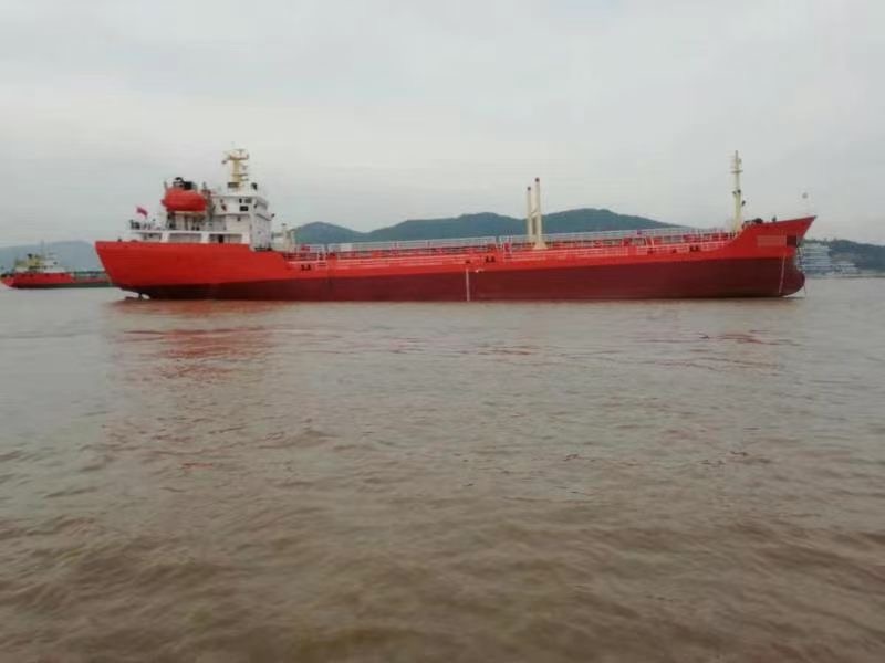 出售12000吨油船