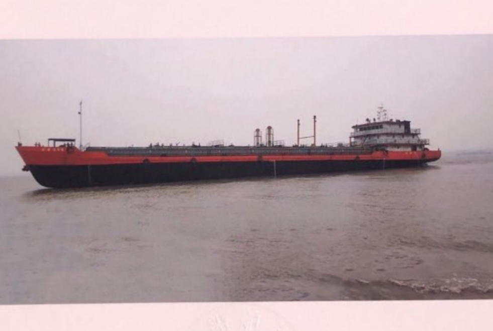 内河2100吨碳钢化工船