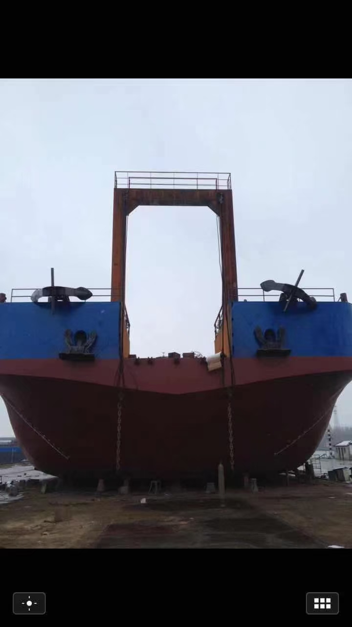 出售： 3700吨多用途甲板驳
