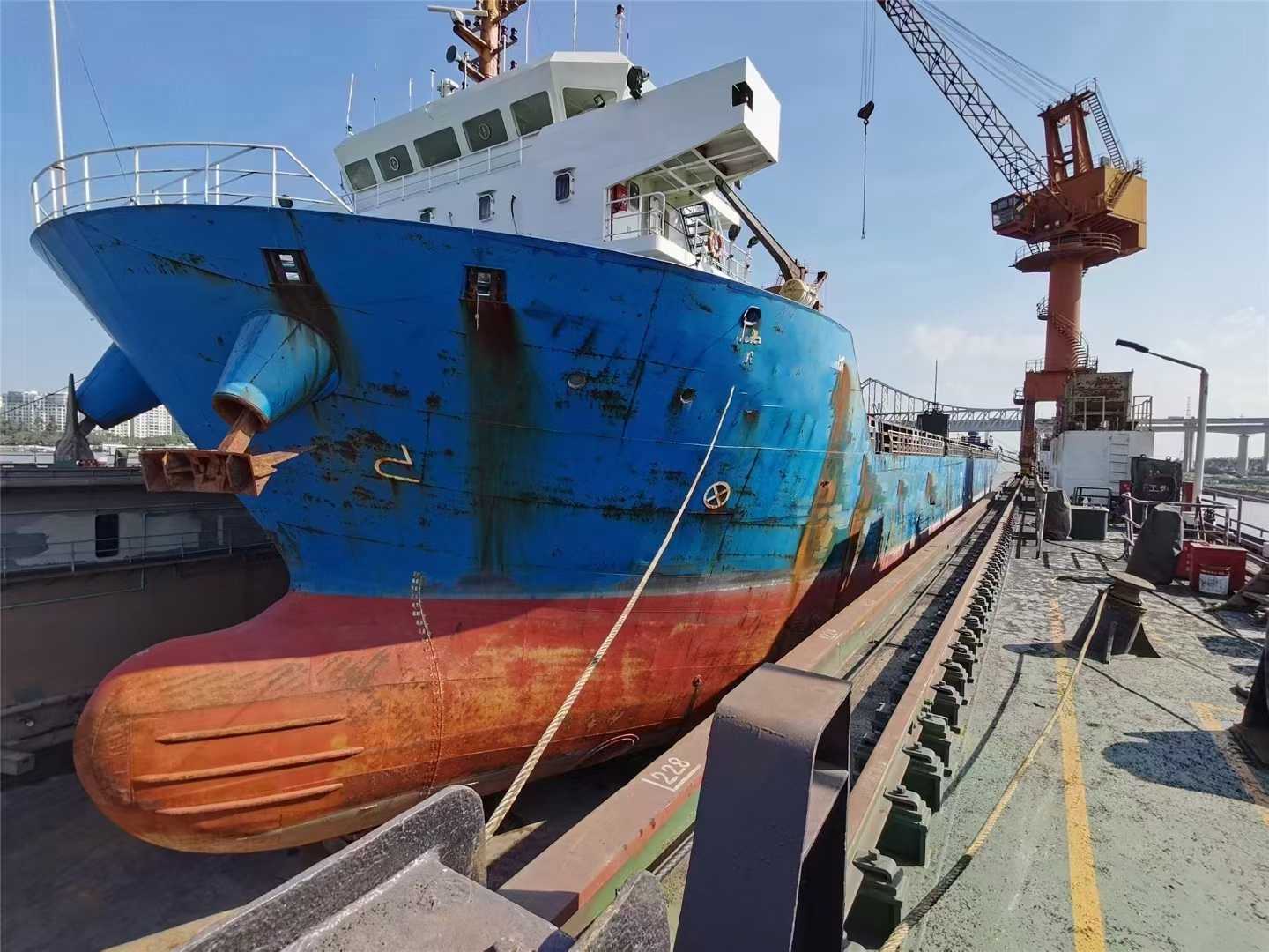 出售： 2017年造11000吨敞口集装箱船