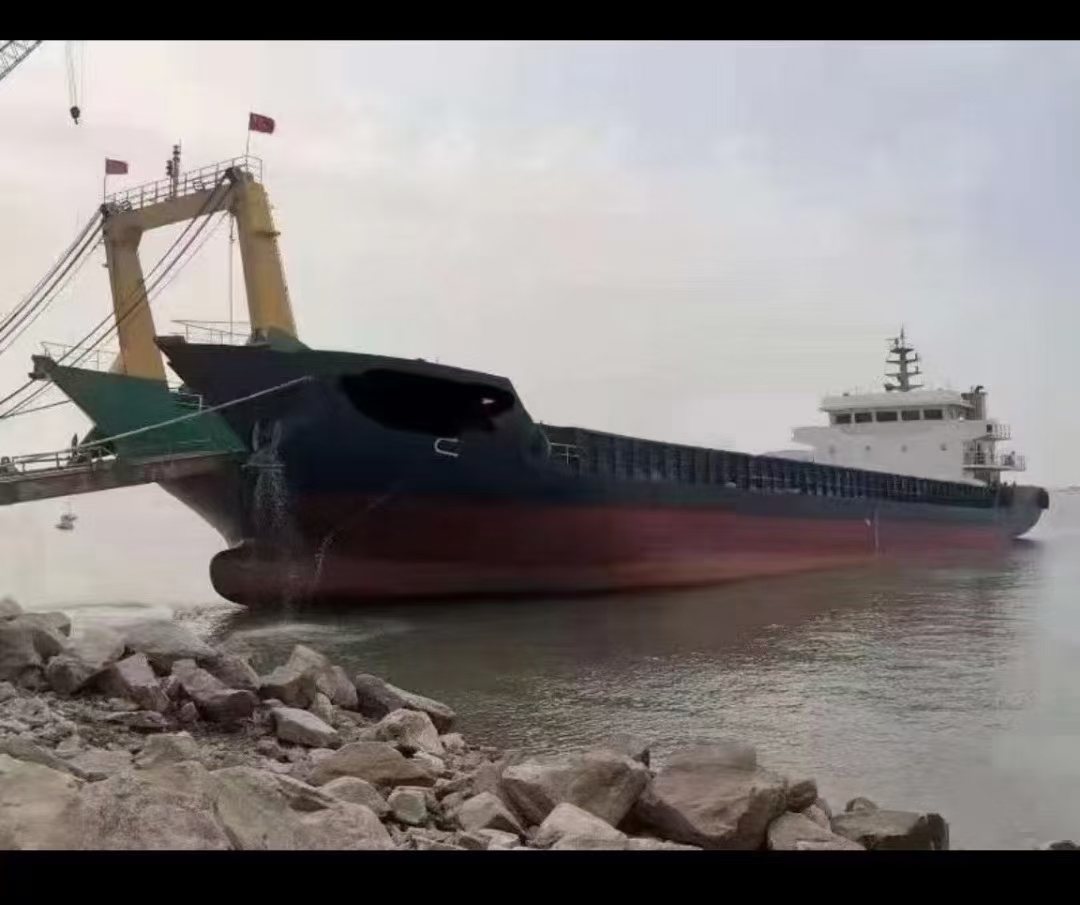 船东紧急出售：5000吨后驾甲板驳