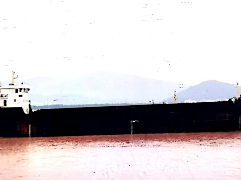 低价出售:【集装箱船】1792吨装84只标箱1999年安徽造