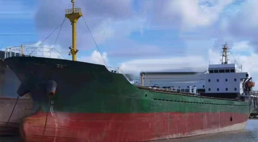 出售3400吨散货船