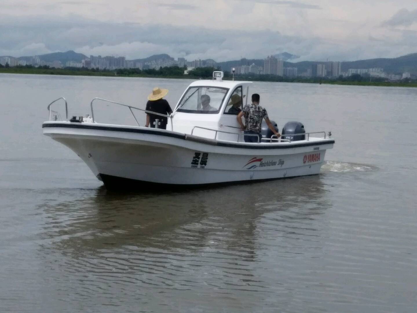 钓鱼游艇