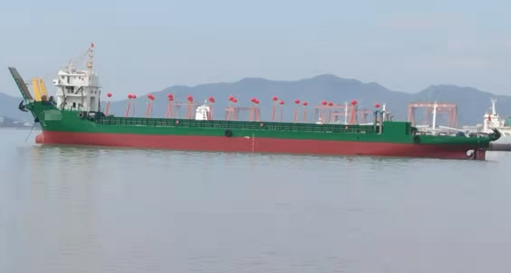 出售: 【前驾前跳板甲板货船】6800吨，2022年浙江造