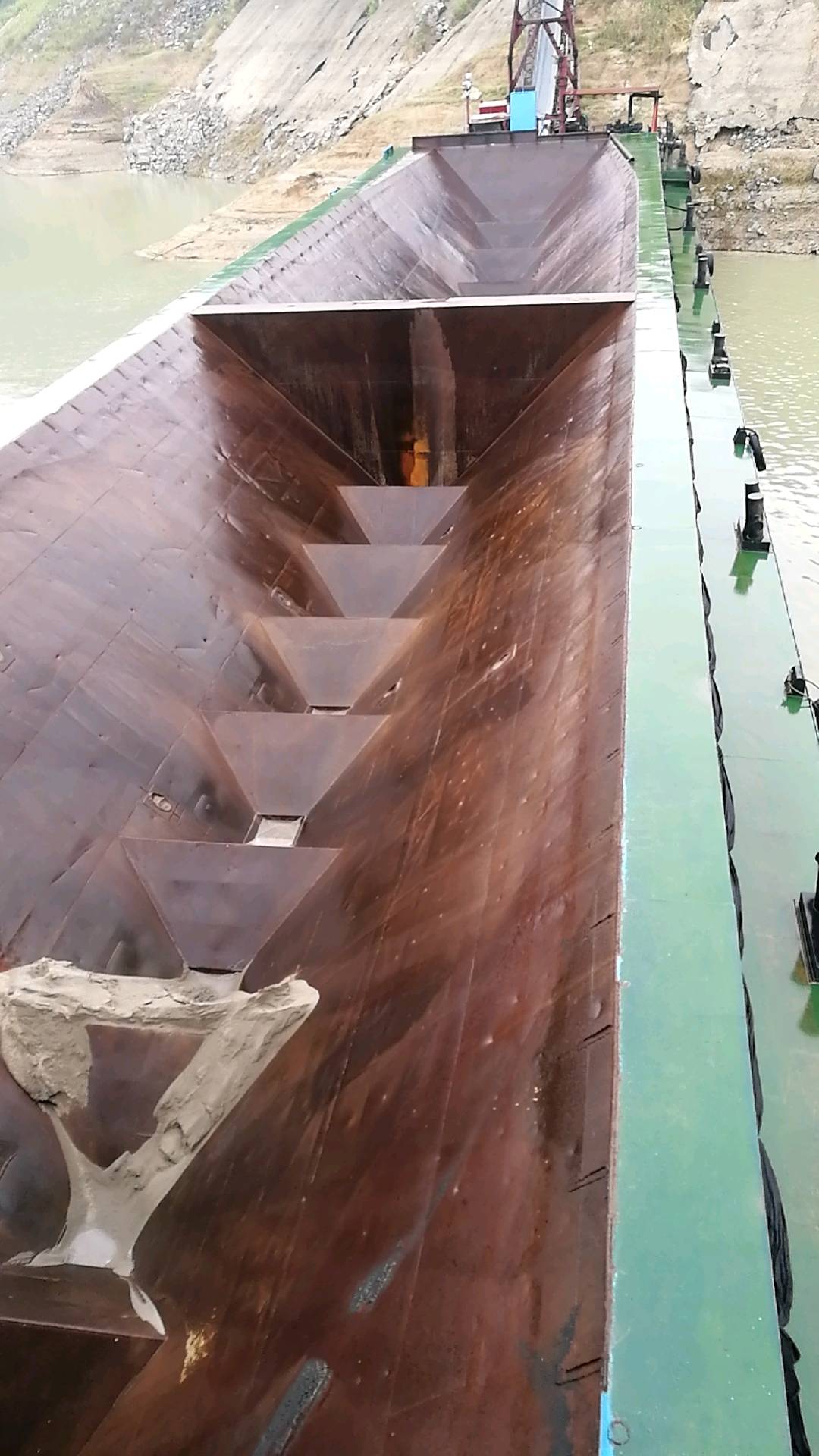 出售：2000吨旋转皮带自卸船