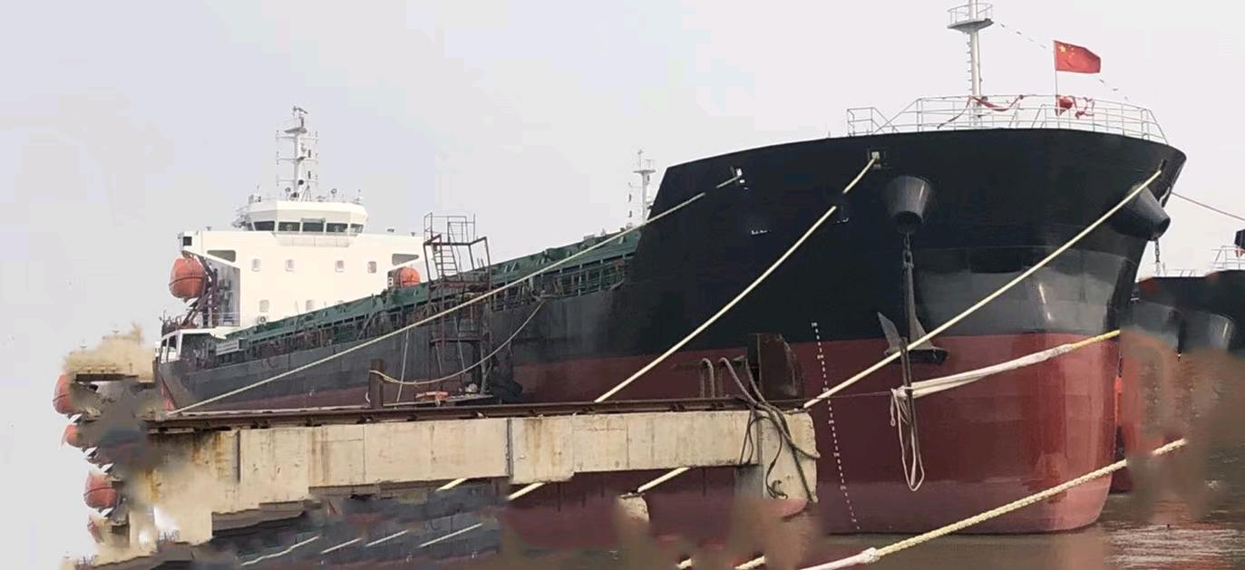 出售：8200吨双壳散货船