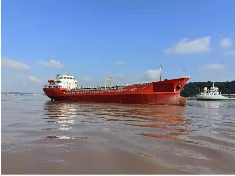 出售编号321 04年3301吨油船