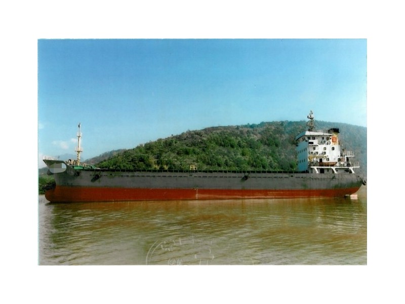 出售编号035 05年2700吨集装箱船