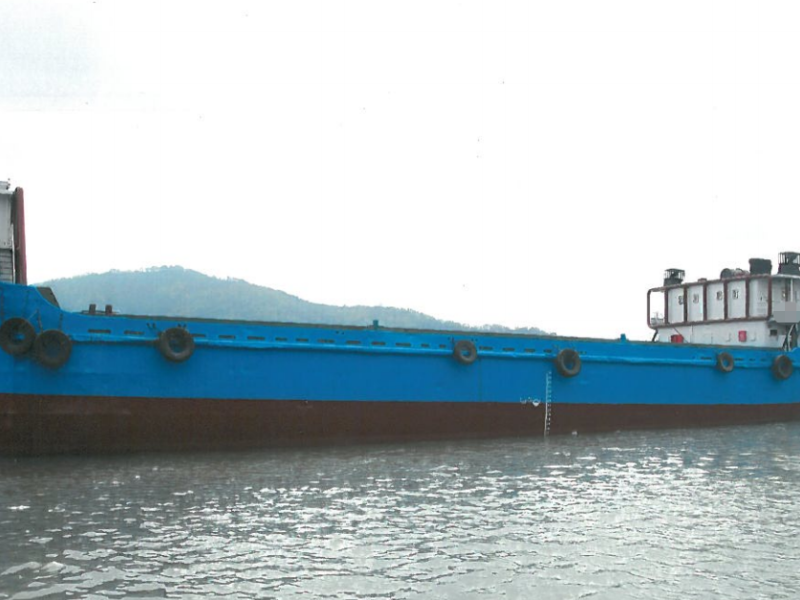 出售2004年造1100吨120个柜沿海集装箱船