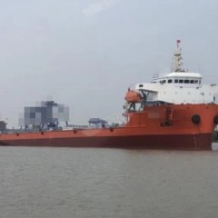 低价出售8300吨前驾驶台无跳板甲板驳