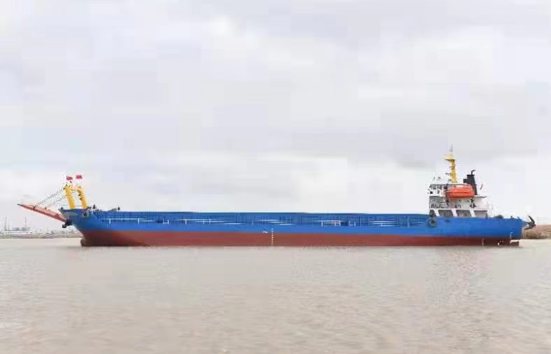 出售： 5100吨后驾甲板驳 船舶类型：后驾甲板驳船（前置跳板） 完工时间：2020年1月
