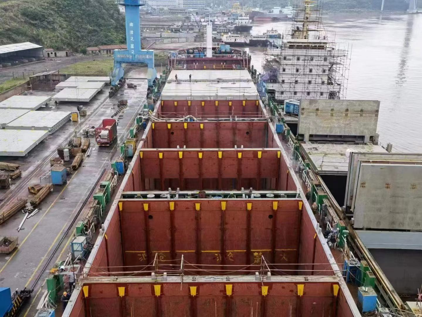 船东委托出售17000吨（即将吉水）多用途船， 集装箱船。