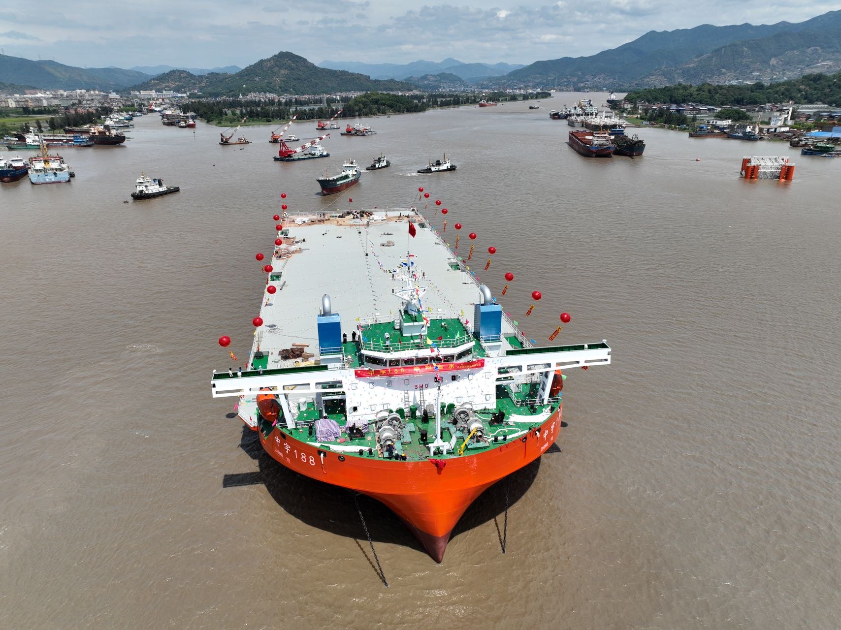国内最大的165米海洋大件运输船在福安船企顺利下水
