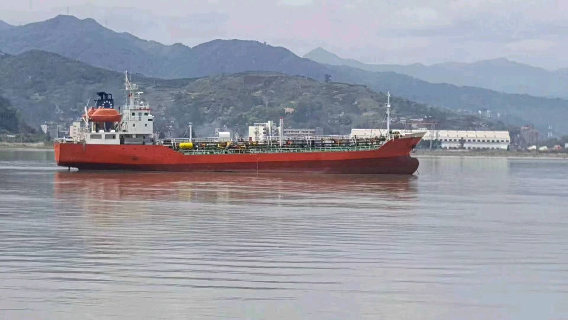 3300吨油船