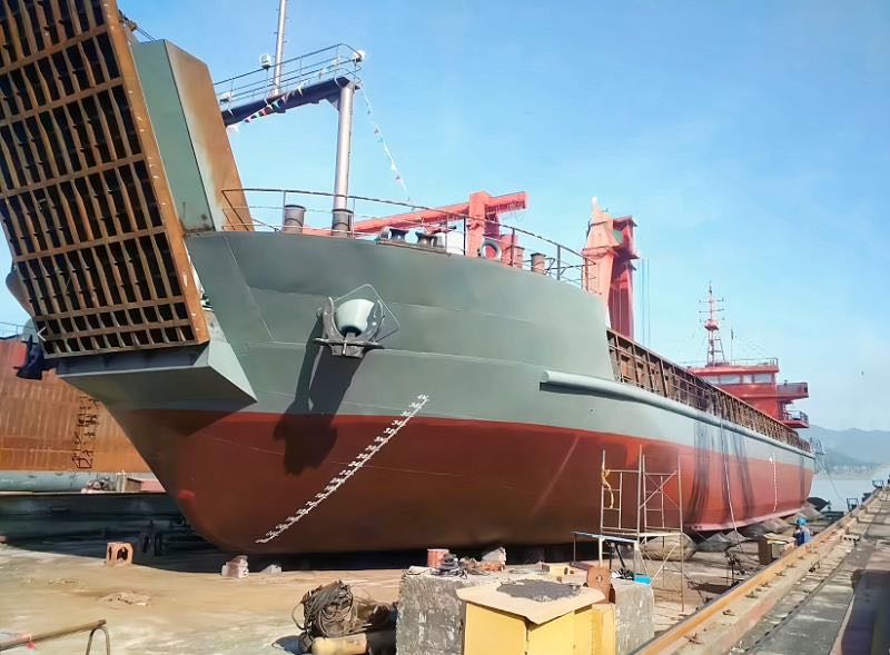 售2018年2350吨甲板驳（实载4000吨）
