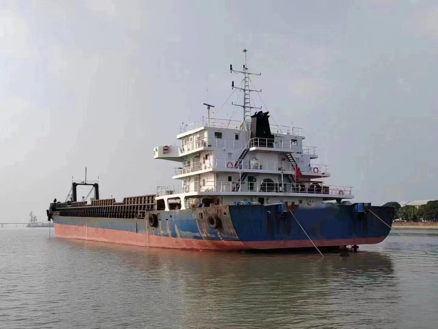低价售5000吨2015年造CCS甲板驳船
