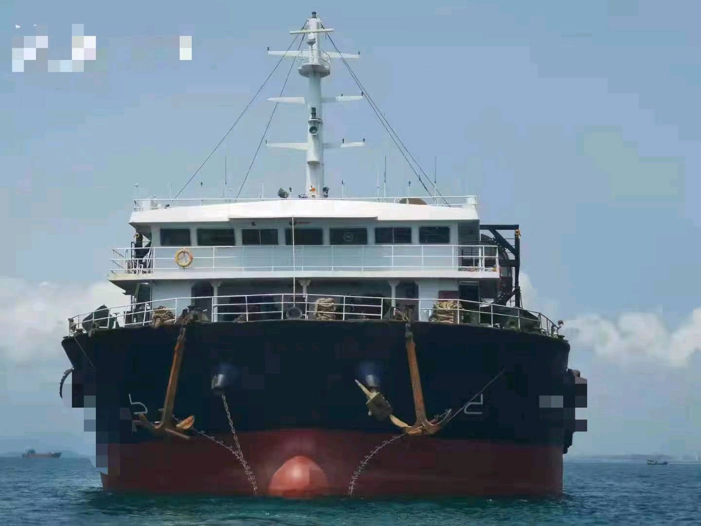 出售：2010年5700吨前驾甲板船