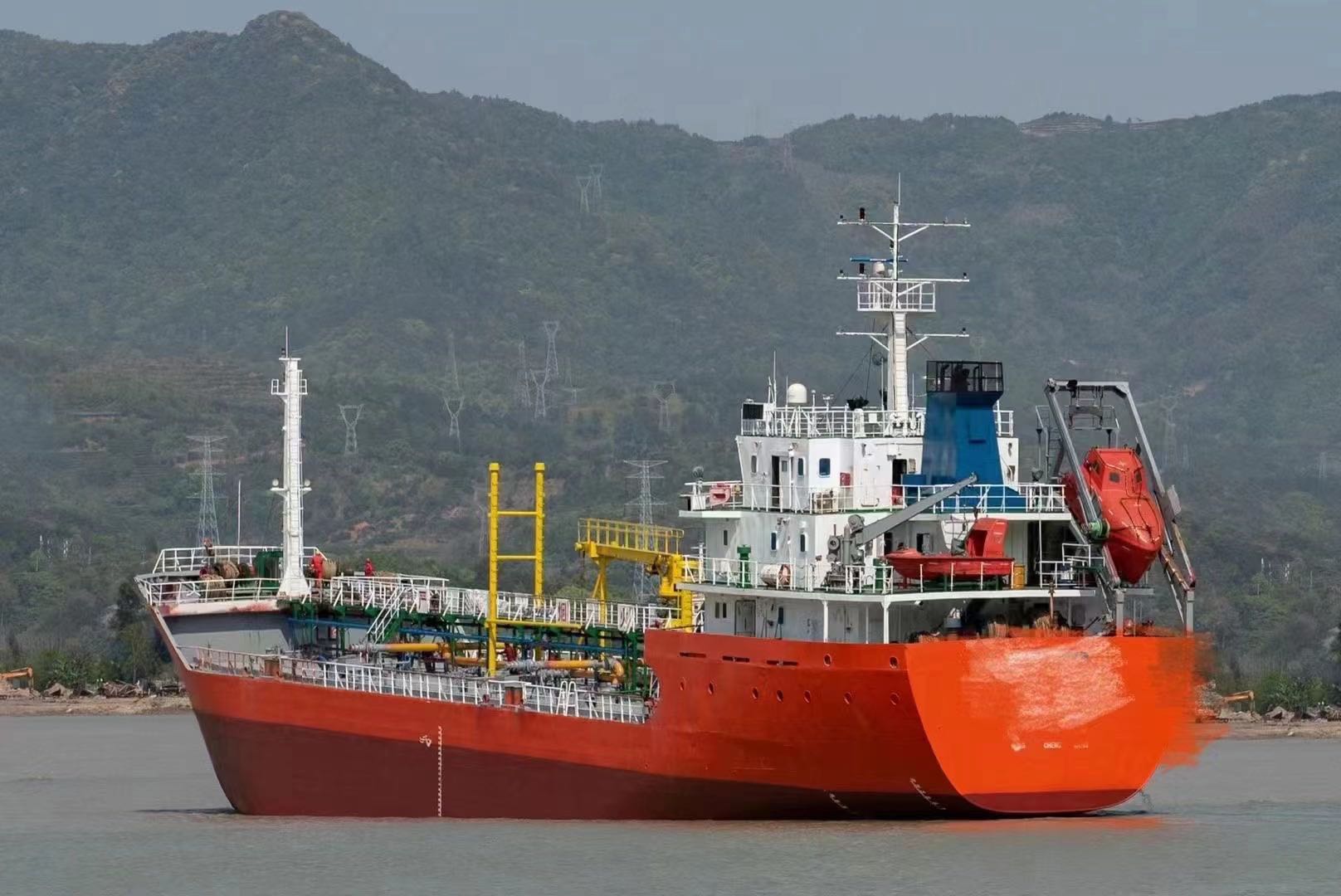 出售122300吨成品油船