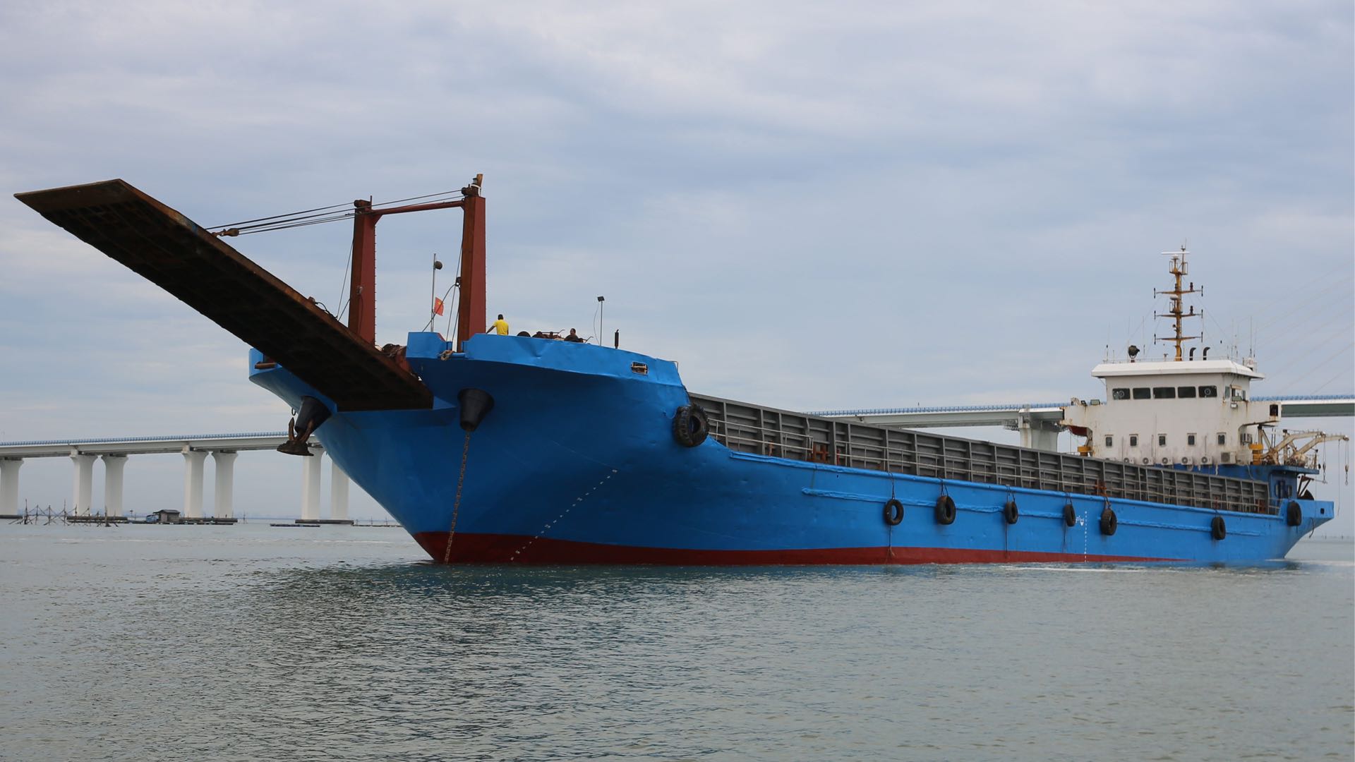 低价出售09年近海航区3000吨平板舶
