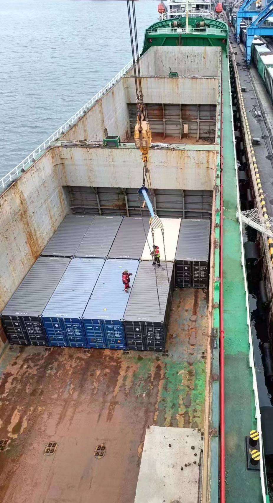 出售09年造7300吨集装箱船