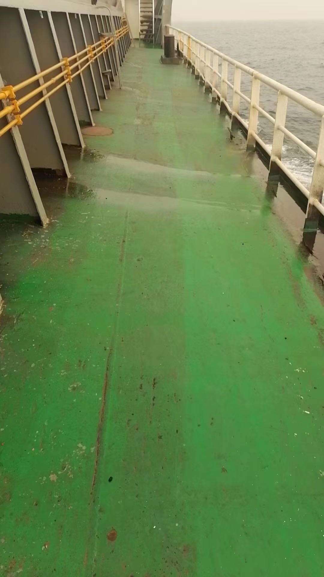 出售06年10260吨集装箱多用途船