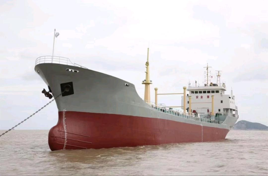 3000吨油船