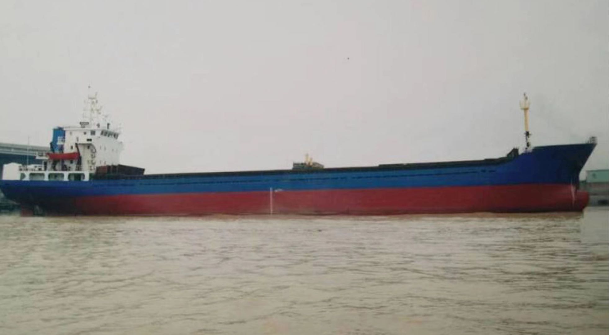出售2005年4700吨在航干货船