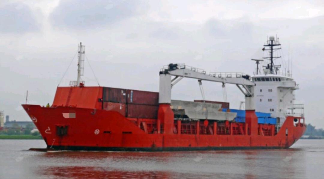 出售外贸集装箱船3500吨