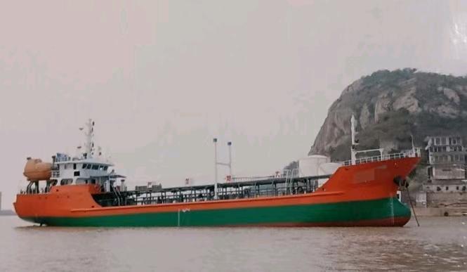 2400吨油船