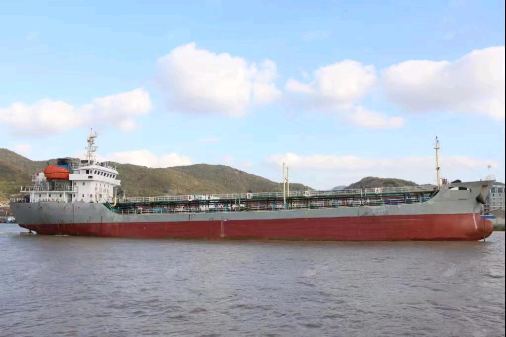 3700吨油船