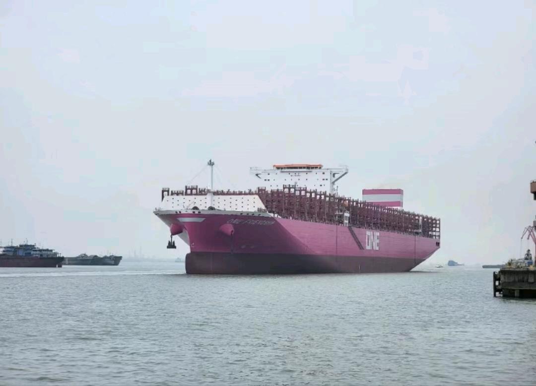 出售近海航区2400吨一级油船