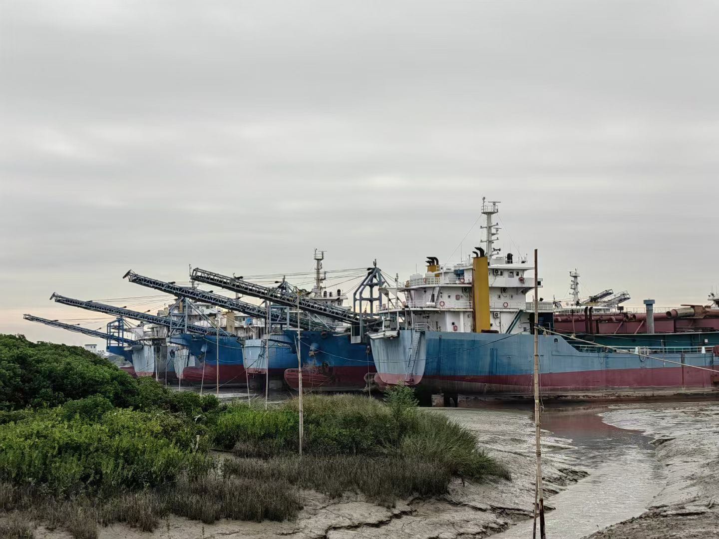 出售:5000吨到15000吨自卸沙船，自吸自卸沙船多艘。