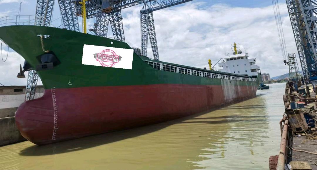 废钢船出售5000吨散货船380万