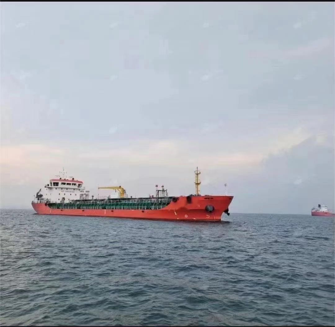 出售油船6610吨2014年造