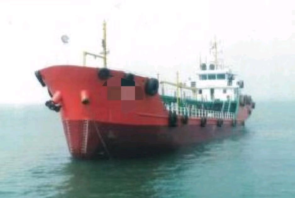 出售:700吨双底双壳油船