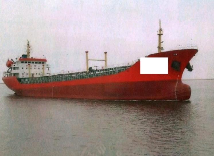 7000吨油船