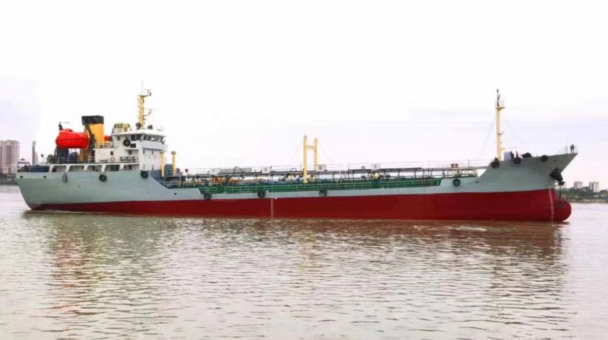 出售2400吨双壳一级油船带加温 船舶类型：油船（闪点≤60℃） 建造完工：2006年