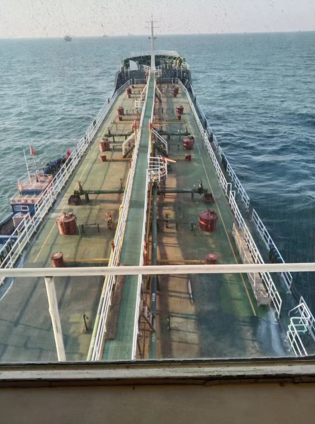 低价出售2400吨油船 双底双壳   适合外贸出口 完工日期：2004年
