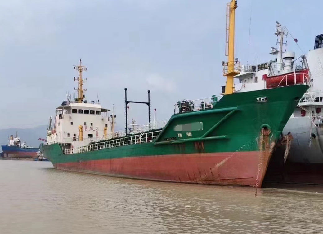 For sale: 1,500-ton double-bottom double-shell oil tanker, made in China in 2002, classification age